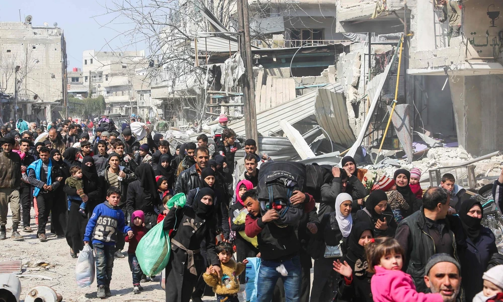 Người dân Đông Ghouta lũ lượt sơ tán vì tránh không kích, giao tranh nguy hiểm giữa quân chính phủ và phe nổi dậy Syria. Ảnh AFP