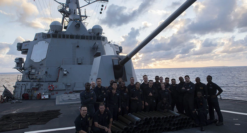 Tàu USS Mustin ngoài bờ biển Nhật ngày 15-11-2017. Ảnh: US NAVY