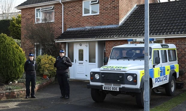 Cảnh sát bên ngoài căn nhà của cựu điệp viên người Nga Sergei Skripal ở thị trấn Salisbury (Anh), không lâu sau khi xảy ra vụ đầu độc ngày 4-3. Ảnh: GETTY IMAGES