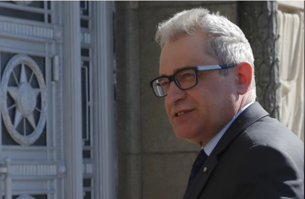 Đại sứ Ba Lan tại Nga Vlodzimierz Marciniak rời trụ sở Bộ Ngoại giao Nga ở Moscow (Nga) ngày 30-3. Ảnh: REUTERS