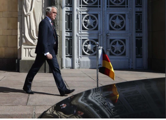 Đại sứ Đức tại Nga Ruediger von Fritsch rời trụ sở Bộ Ngoại giao Nga ở Moscow (Nga) ngày 30-3. Ảnh: REUTERS