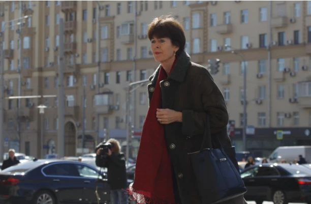 Đại sứ Hà Lan tại Nga Regina Veronica Maria Jones-Bos rời trụ sở Bộ Ngoại giao Nga ở Moscow (Nga) ngày 30-3. Ảnh: REUTERS
