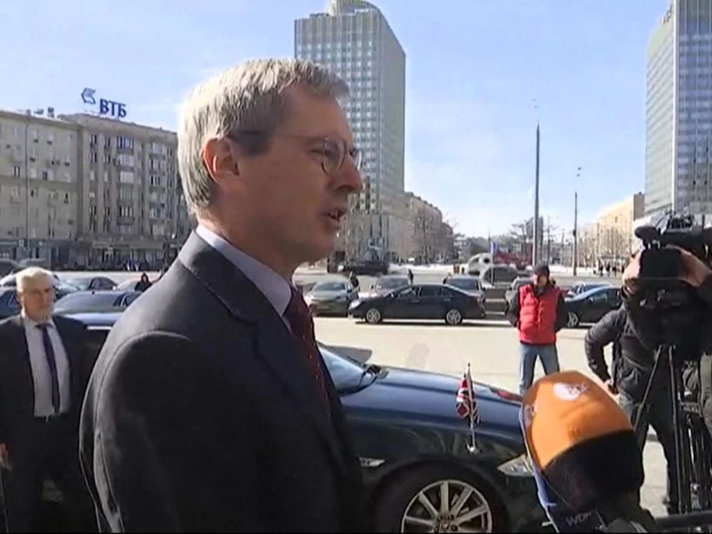 Đại sứ Anh tại Nga Laurie Bristow trao đổi ngắn gọn với báo chí sau khi rời trụ sở Bộ Ngoại giao Nga ở Moscow (Nga) ngày 30-3. Ảnh: SKY NEWS