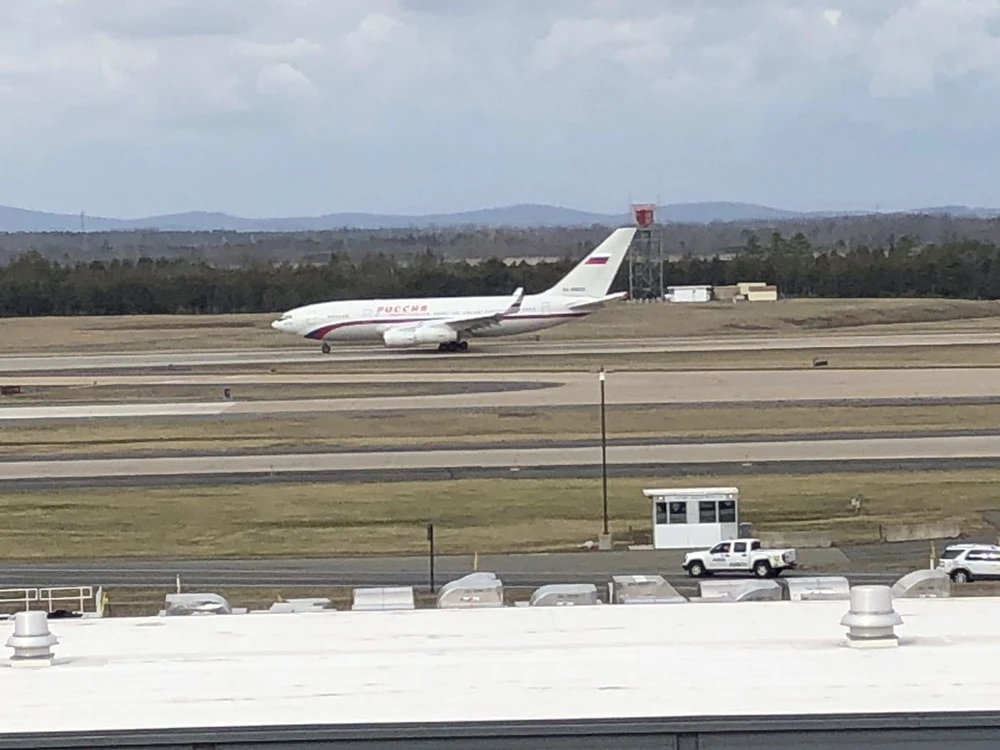 Chiếc máy bay Ilyushin Il-96-300 của hãng hàng không quốc gia Nga Rossiya Airlines tại sân bay quốc tế Dulles gần thủ đô Washington (Mỹ) ngày 30-3. Ảnh: SPUTNIK