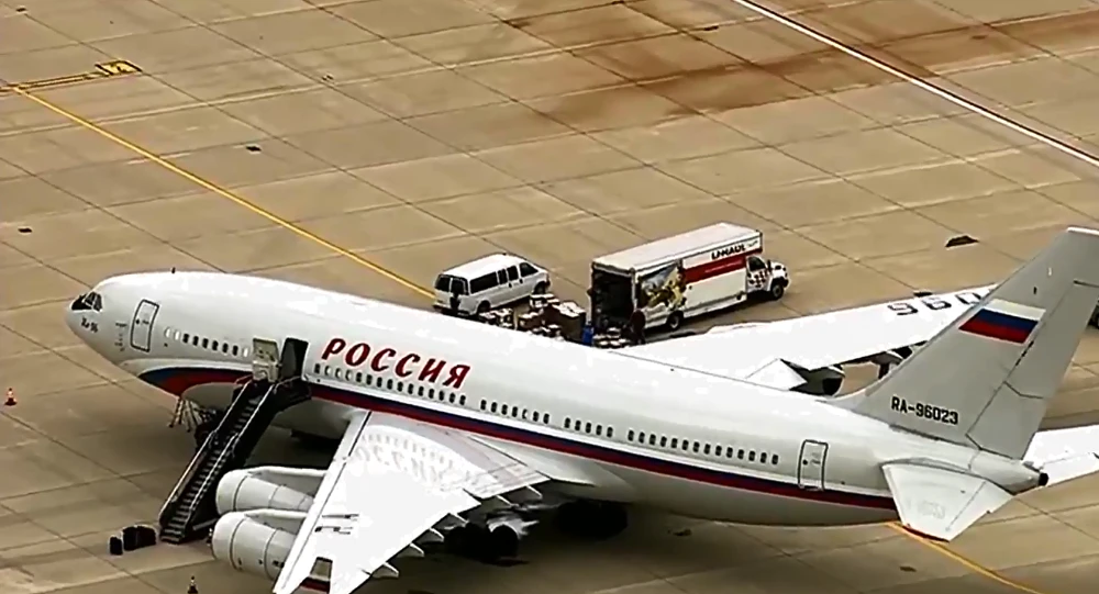 Chiếc máy bay Ilyushin Il-96-300 đang chuyển hàng hóa – được cho là hành lý các nhà ngoại giao - từ xe tải vào khoang, tại sân bay quốc tế Dulles gần thủ đô Washington (Mỹ) ngày 30-3. Ảnh: SPUTNIK