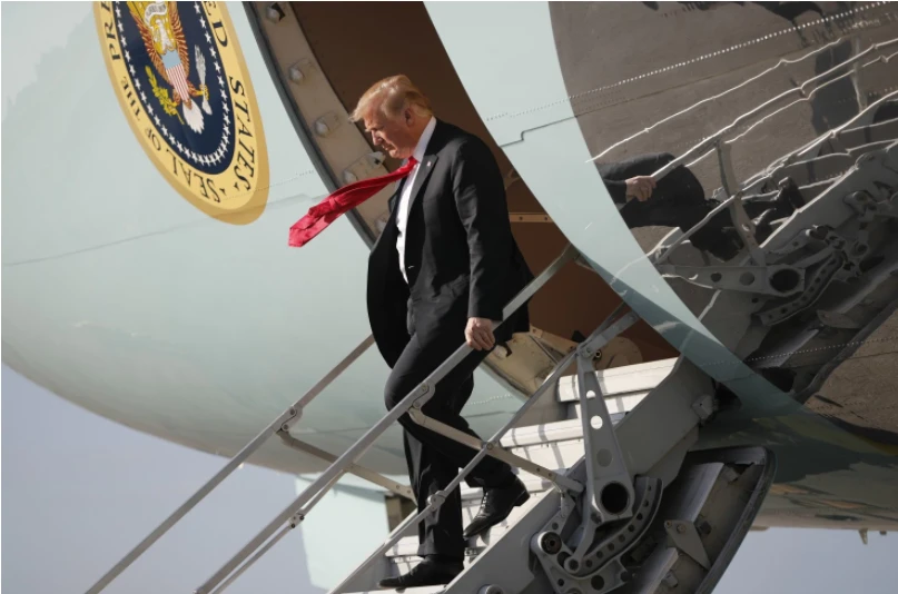 Tổng thống Mỹ Donald Trump bước xuống chiếc Không Lực Một hạ cánh xuống sân bay quốc tế Palm Beach, bang Florida (Mỹ) ngày 29-3. Ông Trump sẽ nghỉ cuối tuần tại khu nghỉ mát Mar-a-Lago. Ảnh: AP
