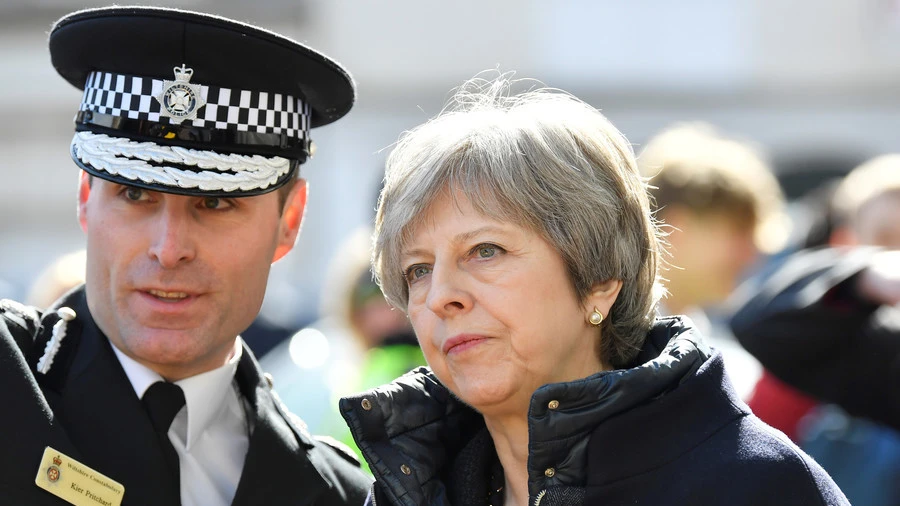 Nữ Thủ tướng Anh Theresa May đến hiện trường đầu độc ở thị trấn Salisbury (Anh). Ảnh: REUTERS