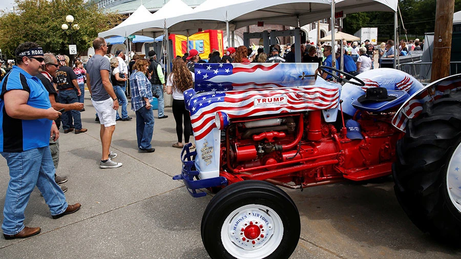 Xe tải chở nông sản tại bang Iowa (Mỹ) ủng hộ ông Donald Trump lúc ông còn là ứng viên tổng thống Mỹ năm 2016. Ảnh: REUTERS
