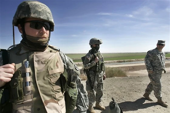 Vệ binh quốc gia bang Tennessee được triển khai canh gác gần biên giới với Mexico ở Yuma (bang Arizona) ngày 2-3-2007. Ảnh: AP