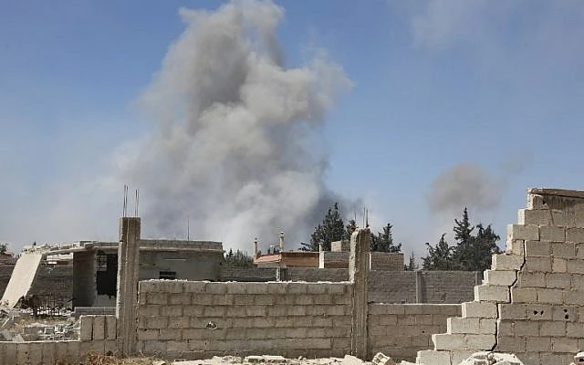 Khói bốc lên từ thị trấn Douma, căn cứ cuối cùng của phe nổi dậy ở Đông Ghouta, ngoại ô thủ đô Damacus (Syria) ngày 7-4. Ảnh: AFP