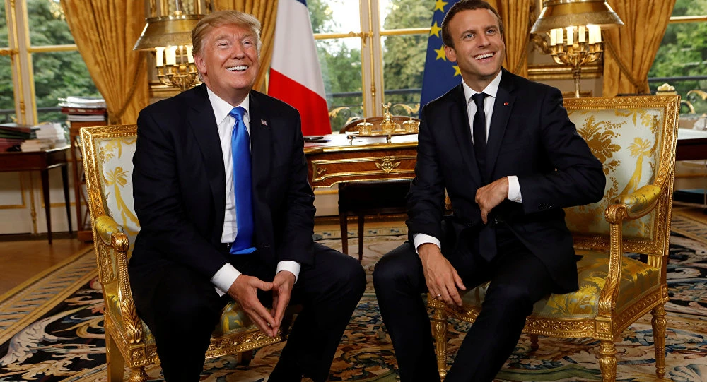 Tổng thống Mỹ Donald Trump (trái) được Tổng thống Pháp Emmanuel Macron đón tiếp trong chuyến thăm Pháp năm 2017. Ảnh: REUTERS