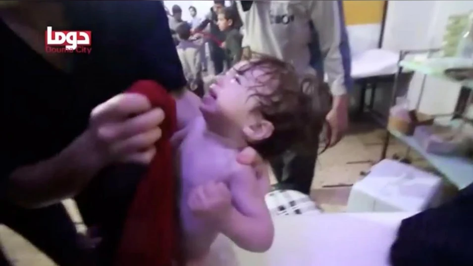 Hình ảnh được cho là cứu chữa trẻ em sau vụ tấn công bằng vũ khí hóa học ở Douma, Đông Ghouta, ngoại ô thủ đô Damacus (Syria) khuya 7-4. Ảnh: REUTERS