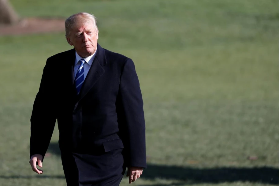 Tổng thống Mỹ Donald Trump trở về Nhà Trắng sau chuyến thăm West Virginia ngày 5-4. Ảnh: REUTERS