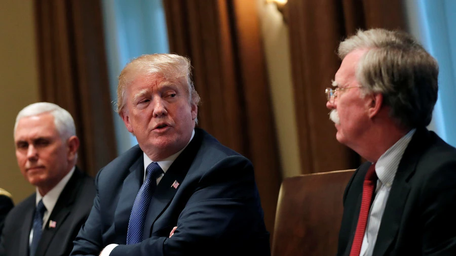 Tổng thống Mỹ Donald Trump (giữa) trong phiên họp đầu tiên với tân Cố vấn an ninh quốc gia John Bolton (phải) tại Nhà Trắng ngày 9-4. Ảnh: REUTERS