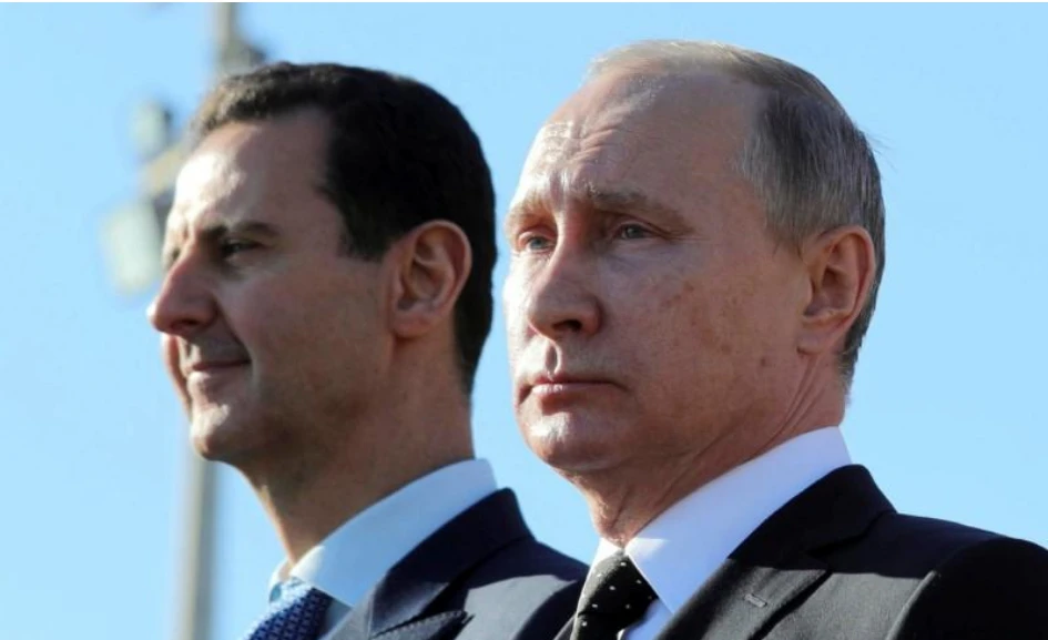 Tổng thống Syria Bashar al-Assad (trái) trong buổi đón Tổng thống Nga Vladimir Putin (phải) đến thăm căn cứ không quân Hmeymim ở tỉnh Latakia (Syria) ngày 11-12-2017. Ảnh: REUTERS