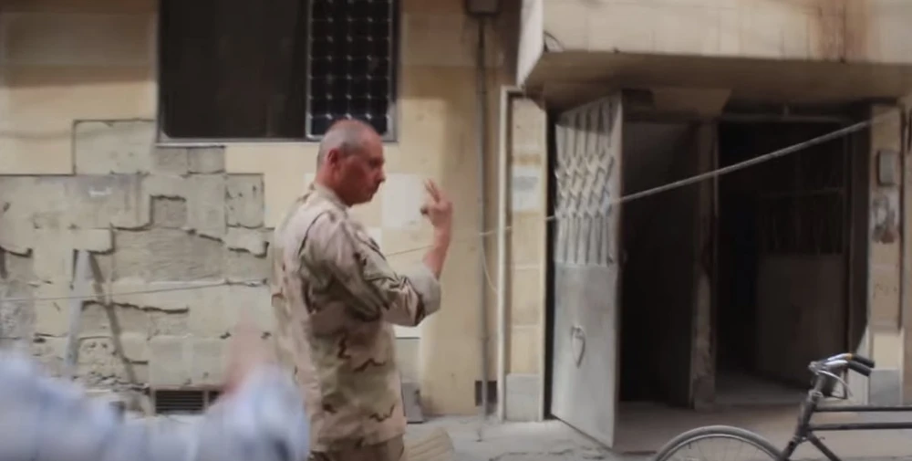 Theo ông Higgins, tòa nhà nơi binh sĩ Nga đến và nơi cứu hộ nạn nhân là một. Ảnh: TWITTER