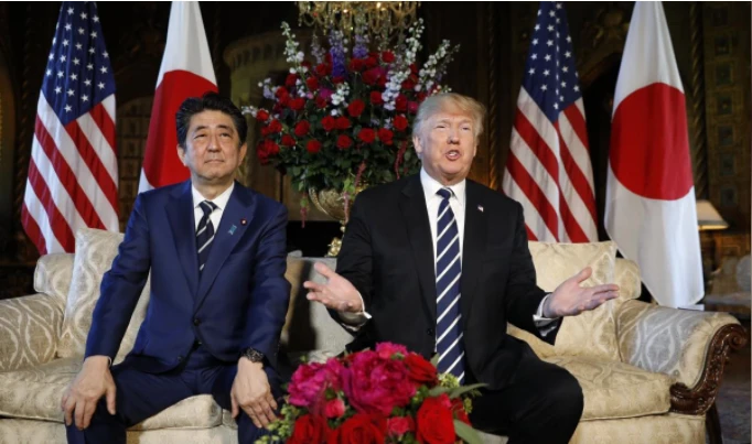 Tổng thống Mỹ Donald Trump (phải) tiếp Thủ tướng Nhật Shinzo Abe tại khu nghỉ mát Mar-a-Lago của mình ở bang Florida (Mỹ) ngày 17-4. Ảnh: REUTERS