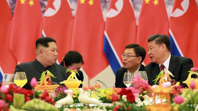 Chủ tịch Trung Quốc Tập Cận Bình (phải) tiếp lãnh đạo Triều Tiên Kim Jong-un (trái) tại Bắc Kinh cuối tháng 3. Ảnh: KCNA