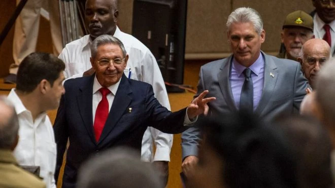 Người kế nhiệm Chủ tịch Raul Castro (giữa, trái) được cho là ông Miguel Diaz-Canel (phải). Ảnh: AFP