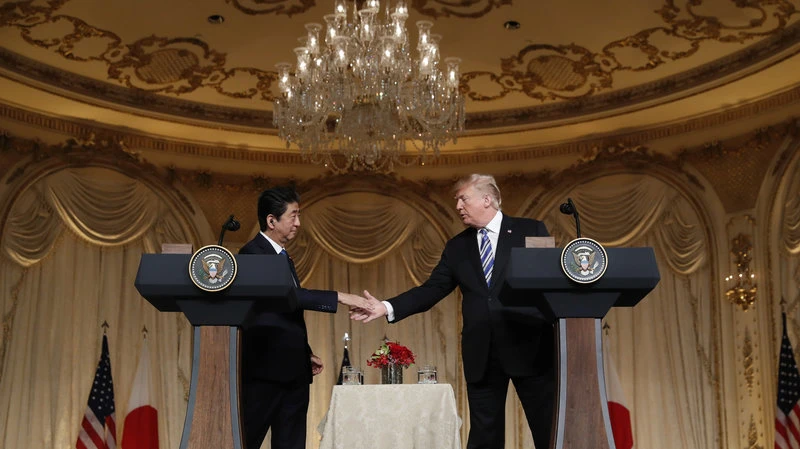 Tổng thống Mỹ Donald Trump (phải) bắt tay Thủ tướng Nhật Shinzo Abe tại cuộc họp báo ở khu nghỉ mát Mar-a-Lago, Florida (Mỹ) ngày 18-4. Ảnh: AP