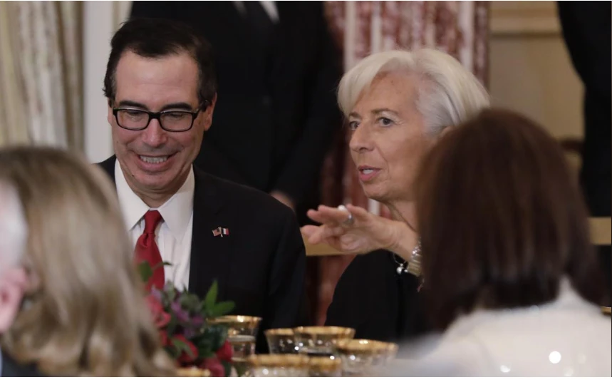 Bộ trưởng Tài chính Mỹ Steven Mnuchin (trái) và Tổng Giám đốc Quỹ Tiền tệ thế giới Christine Lagarde (người Pháp) dự buổi tiệc trưa mừng sự kiện Tổng thống Pháp Emmanuel Marcon thăm Mỹ, tại trụ sở Bộ Ngoại giao ngày 24-4. Ảnh: REUTERS