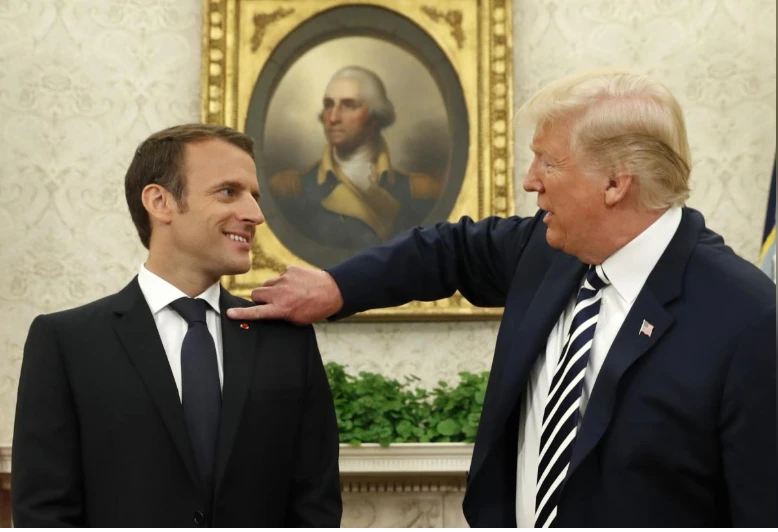 Tổng thống Mỹ Donald Trump (phải) có cử chỉ thân thiện với Tổng thống Pháp Emmanuel Macron tại cuộc gặp song phương tại phòng Bầu dục ở Nhà Trắng ngày 24-4. Ảnh: REUTERS