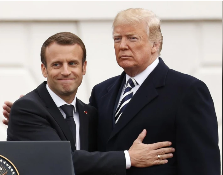 Tổng thống Mỹ Donald Trump (phải) và Tổng thống Pháp Emmanuel Macron trong lễ đón chính thức tại Nhà Trắng ngày 24-4. Ảnh: REUTERS