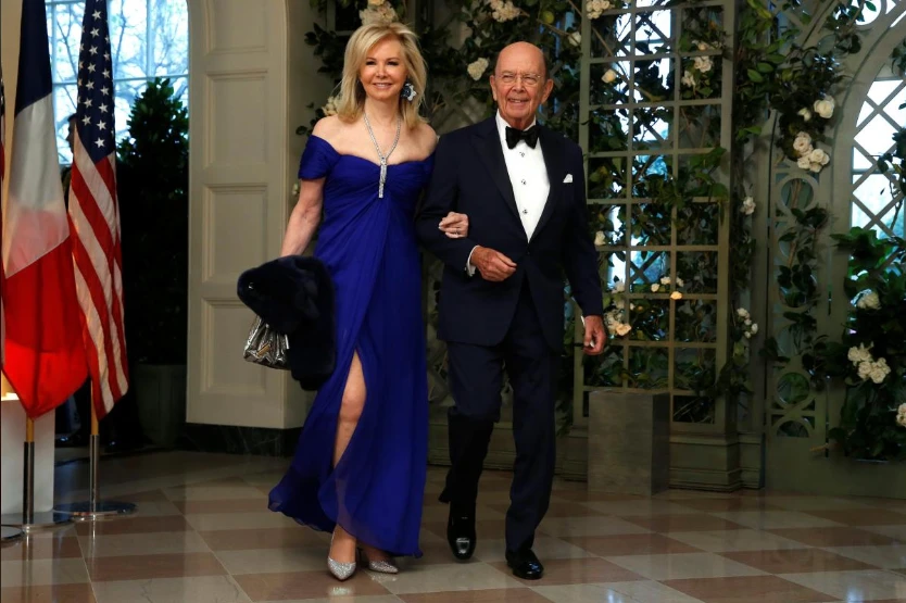Bộ trưởng Thương mại Mỹ Wilbur Ross và phu nhân Hilary Geary đến dự buổi tiệc tối cấp nhà nước đón tiếp Tổng thống Pháp Emmanuel Marcon tại Nhà Trắng ngày 24-4. Ảnh: REUTERS