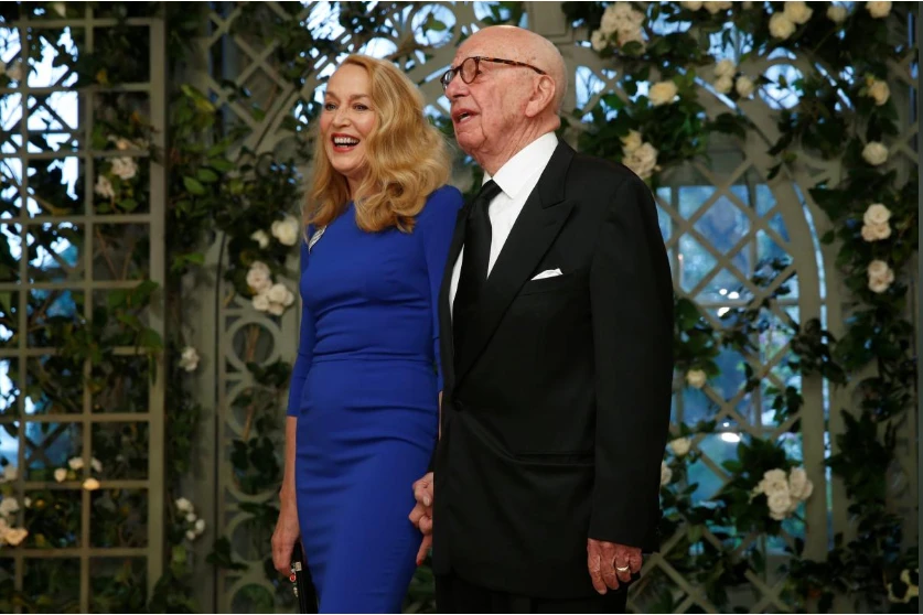 Ông trùm truyền thông Rupert Murdoch và vợ là Jerry Hall đến dự buổi tiệc tối cấp nhà nước đón tiếp Tổng thống Pháp Emmanuel Marcon tại Nhà Trắng ngày 24-4. Ảnh: REUTERS