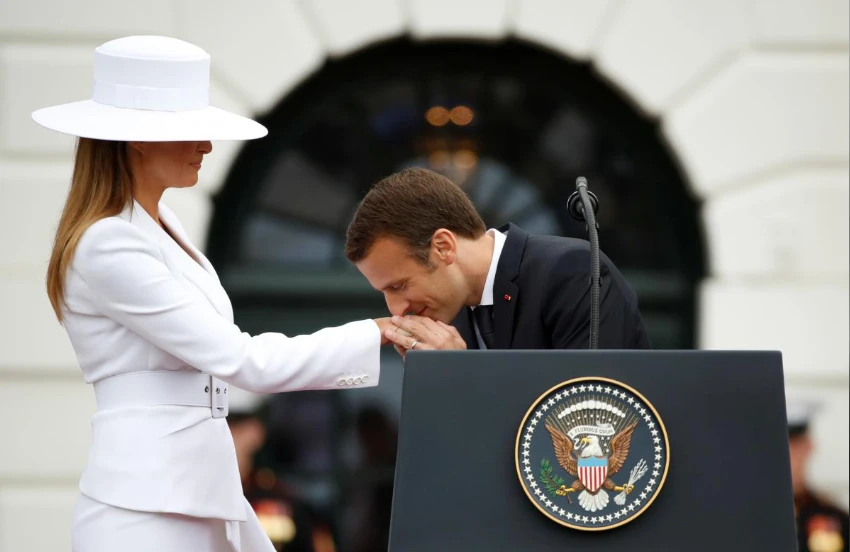Tổng thống Pháp Emmanuel Macron hôn tay Đệ nhất phu nhân Mỹ Melania Trump tại lễ đón chính thức cấp nhà nước ở Nhà Trắng ngày 24-4. Ảnh: REUTERS