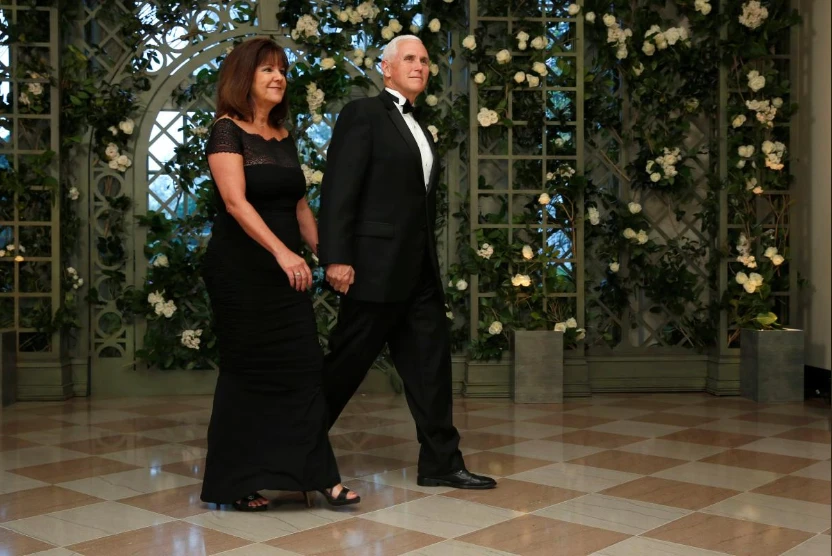 Phó Tổng thống Mỹ Mike Pence và phu nhân Karen Pence đến dự buổi tiệc tối cấp nhà nước đón tiếp Tổng thống Pháp Emmanuel Marcon tại Nhà Trắng ngày 24-4. Ảnh: REUTERS