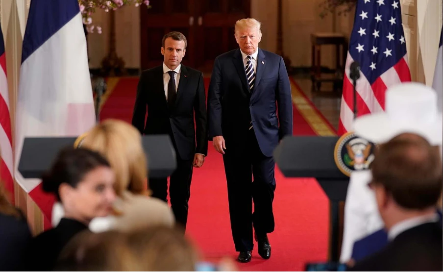 Tổng thống Mỹ Donald Trump (phải) và Tổng thống Pháp Emmanuel Macron trên đường đến dự cuộc họp báo chung sau cuộc gặp song phương tại Nhà Trắng ngày 24-4. Ảnh: REUTERS