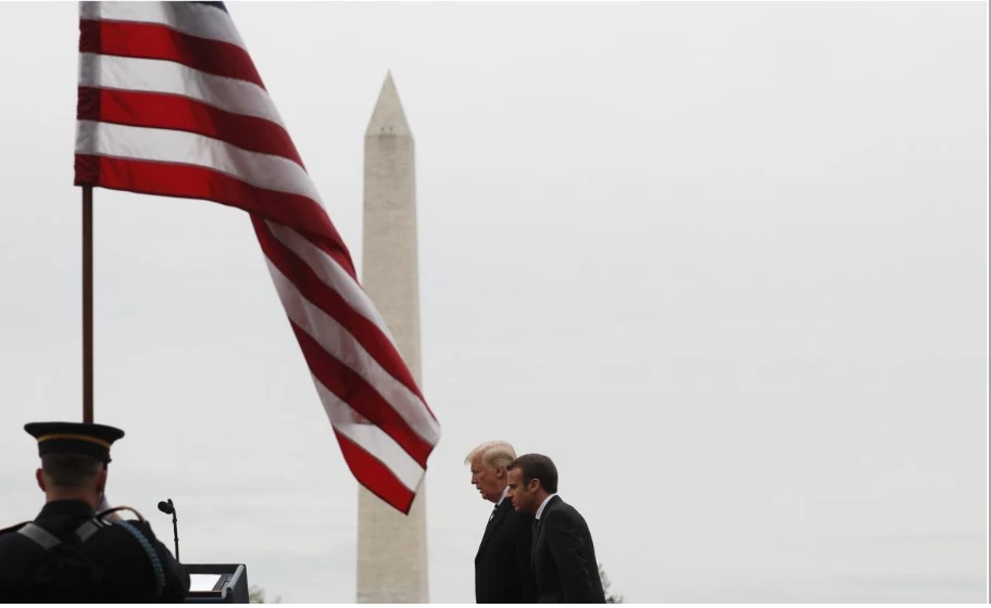 Tổng thống Mỹ Donald Trump (trái) đón chính thức Tổng thống Pháp Emmanuel Macron tại Nhà Trắng ngày 24-4. Ảnh: REUTERS