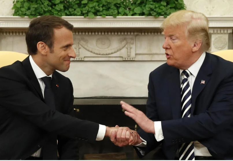 Tổng thống Mỹ Donald Trump (phải) và Tổng thống Pháp Emmanuel Macron hội đàm song phương tại Nhà Trắng ngày 24-4. Ảnh: REUTERS