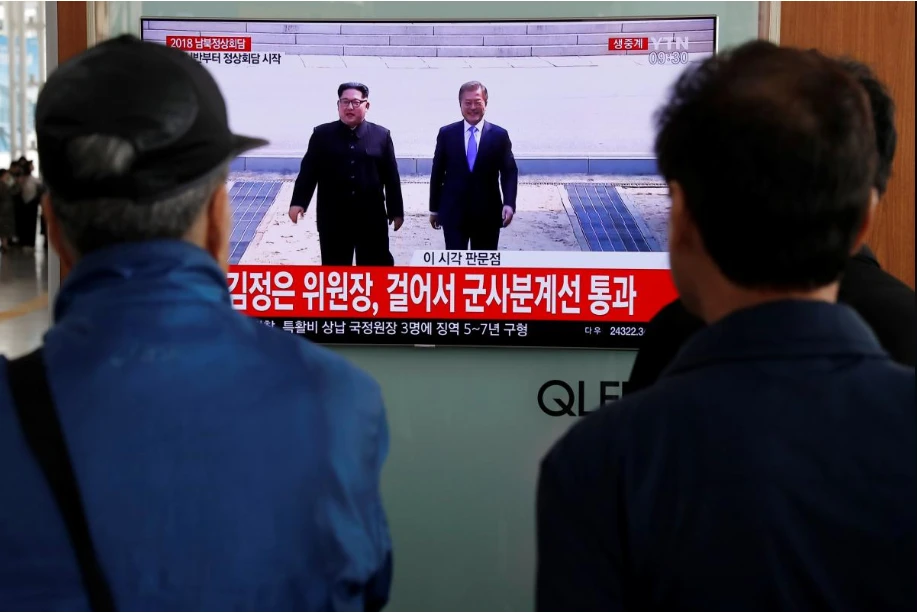 Truyền thông Hàn Quốc đưa tin về cuộc gặp thượng đỉnh liên Triều ngày 27-4. Ảnh: REUTERS