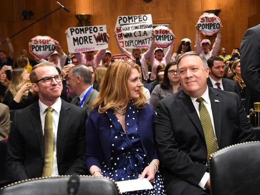 Người biểu tình phản đối trong phiên điều trần của ông Mike Pompeo (phải) trước Ủy ban Đối ngoại Thượng viện nhằm xác nhận đề cử làm Ngoại trưởng Mỹ ngày 12-4, Ảnh: USA TODAY