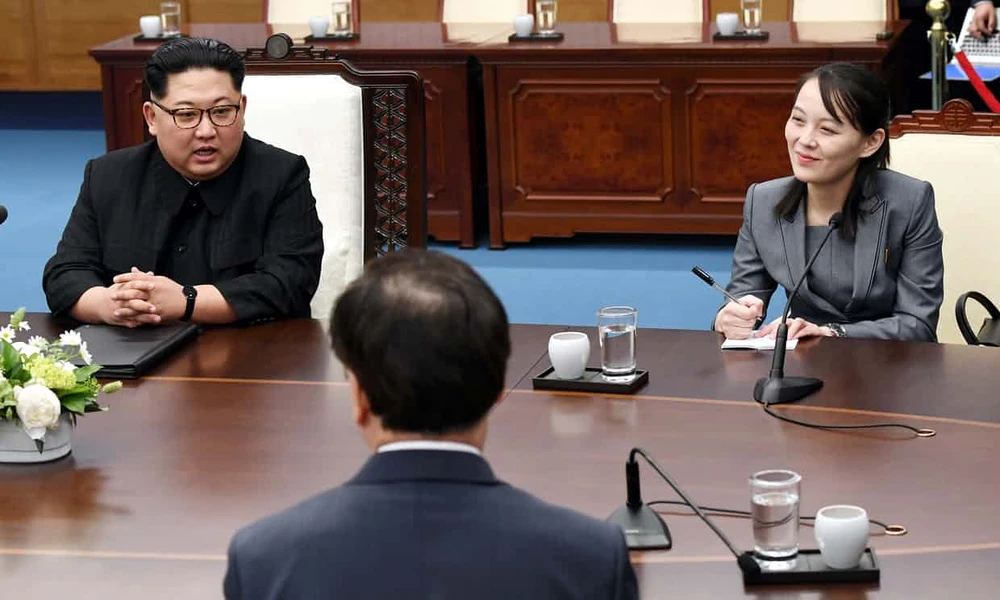 Bà Kim Yo-jong (phải) ngồi bên cạnh lãnh đạo Triều Tiên Kim Jong-un (trái) trong cuộc gặp thượng đỉnh liên Triều sáng 27-4. Ảnh: GUARDIAN