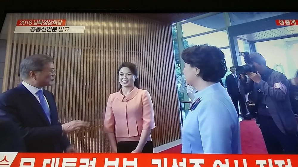 Vợ chồng Tổng thống Hàn Quốc Moon Jae-in chào mừng bà Ri Sol-ju (áo hồng), phu nhân lãnh đạo Triều Tiên Kim Jong-un tại Nhà Hòa Bình ở làng đình chiến Bàn Môn Điếm tối 27-4. Ảnh: REUTERS