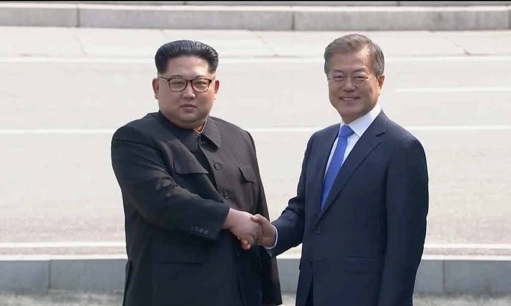 Cú bắt tay lịch sử giữa Tổng thống Hàn Quốc Moon Jae-in và lãnh đạo Kim Jong-un tại làng Bàn Môn Điếm sáng 27-4. Ảnh: REUTERS
