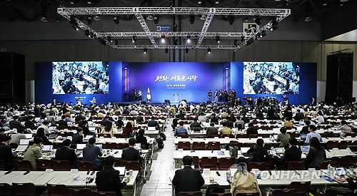 Các nhà báo tập trung tại trung tâm báo chí do Hàn Quốc lập ở Goyang, bắc Seoul riêng dành đưa tin về cuộc gặp thượng đỉnh liên Triều. Ảnh: YONHAP