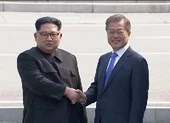 Hai ông Moon, Kim bắt tay tại ranh giới liên Triều