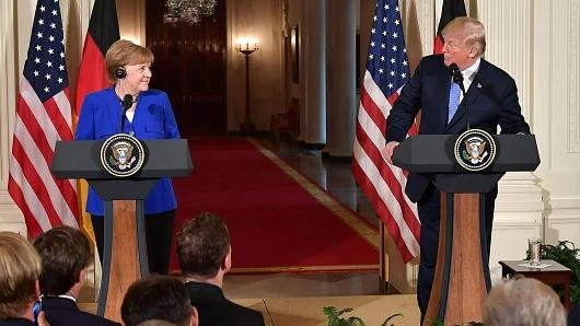 Tổng thống Mỹ Donald Trump (phải) và Thủ tướng Đức Angela Merkel trong cuộc họp báo sau cuộc hội đàm tại Nhà Trắng ngày 27-4. Ảnh: AP