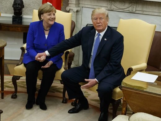 Tổng thống Mỹ Donald Trump (phải) và Thủ tướng Đức Angela Merkel cuộc hội đàm tại Nhà Trắng ngày 27-4. Ảnh: AFP