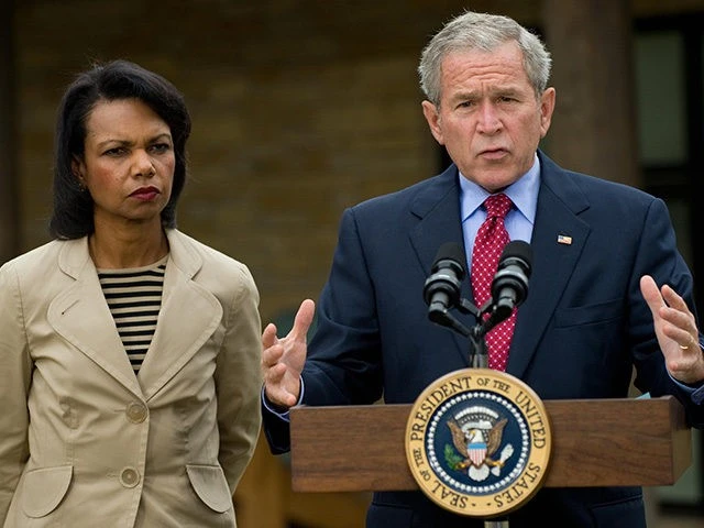 Bà Condoleezza Rice (trái) là nữ Ngoại trưởng gốc Phi đầu tiên của Mỹ, dưới thời Tổng thống George W. Bush (phải). Ảnh: AFP