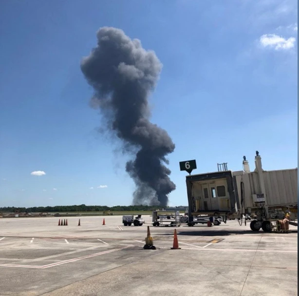 Chiếc máy bay vận tải quân sự Hercules C-130J đảo lộn nhiều vòng trên không trước khi rơi. Ảnh: REUTERS