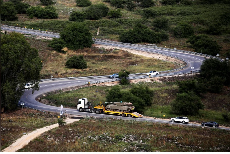 Xe tăng Israel được vận chuyển về biên giới với Syria ở Cao nguyên Golan ngày 9-5. Ảnh: REUTERS
