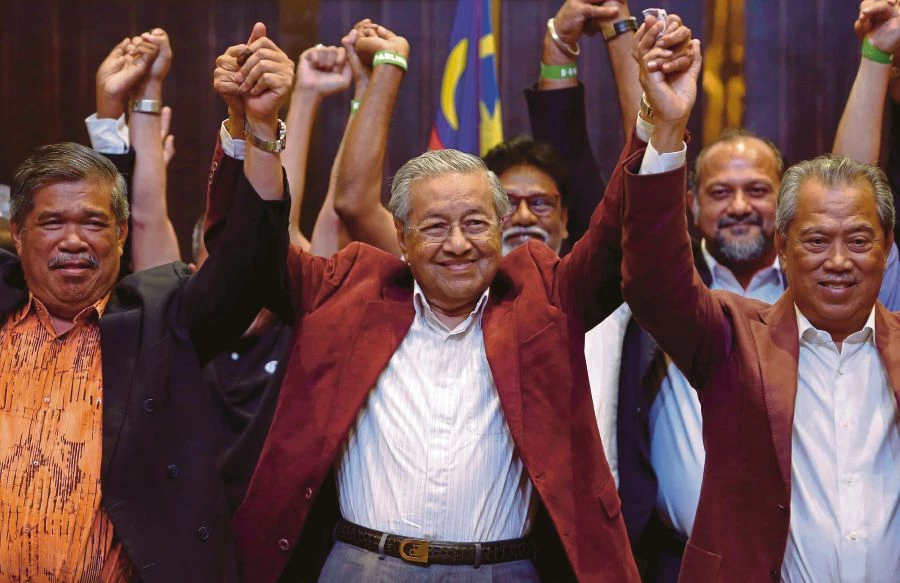 Cựu Thủ tướng Mahathir Mohamad (giữa) sẽ một lần nữa nhậm chức Thủ tướng Malaysia sau khi đánh bại ông Najib Razak trong cuộc tổng tuyển cử ngày 9-5. Ảnh: REUTERS