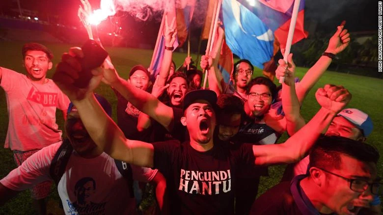 Người ủng hộ ông Mahathir Mohamad ăn mừng chiến thắng. Ảnh: CNN