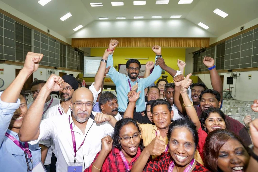 Sinh viên luật 22 tuổi P. Prabakaran (áo xanh, giữa) chạy đua vào Quốc hội Malaysia với tư cách ứng viên độc lập. Ảnh: NST