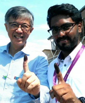 Anh P. Prabakaran (phải) và Phó Chủ tịch Tian Chua của liên minh PKR. Ảnh: SUNPIX